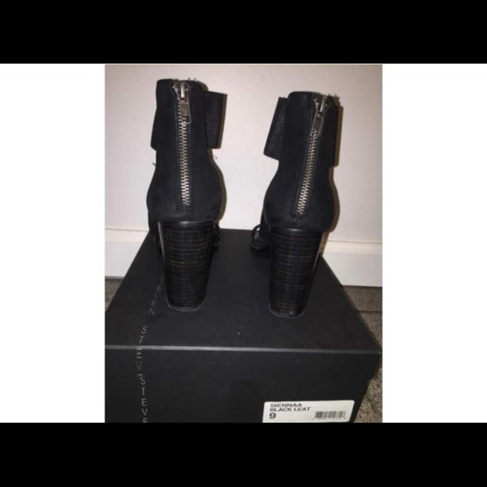 ‼️SOLD‼️ Steven Sienna Triple-Banded Sandal - Picture 6 of 8